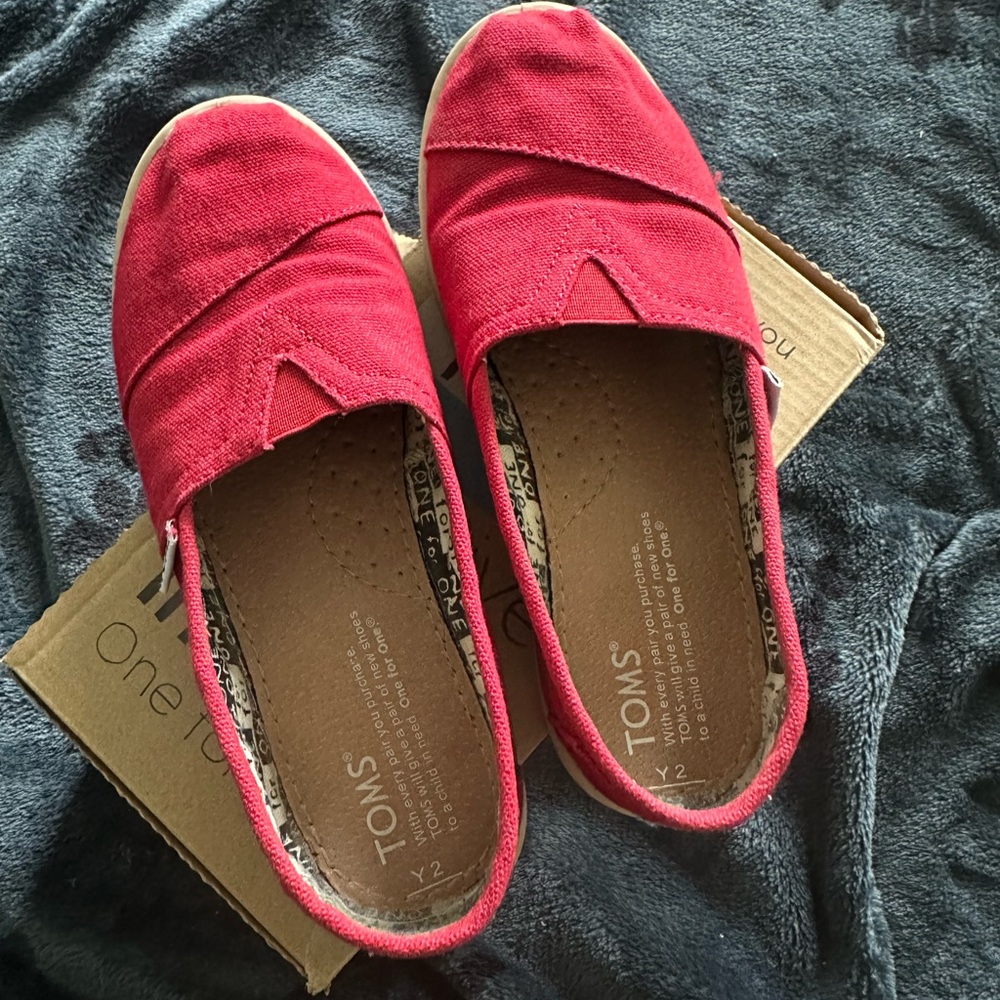 TOMS Women's Vibrant Red Canvas Flats